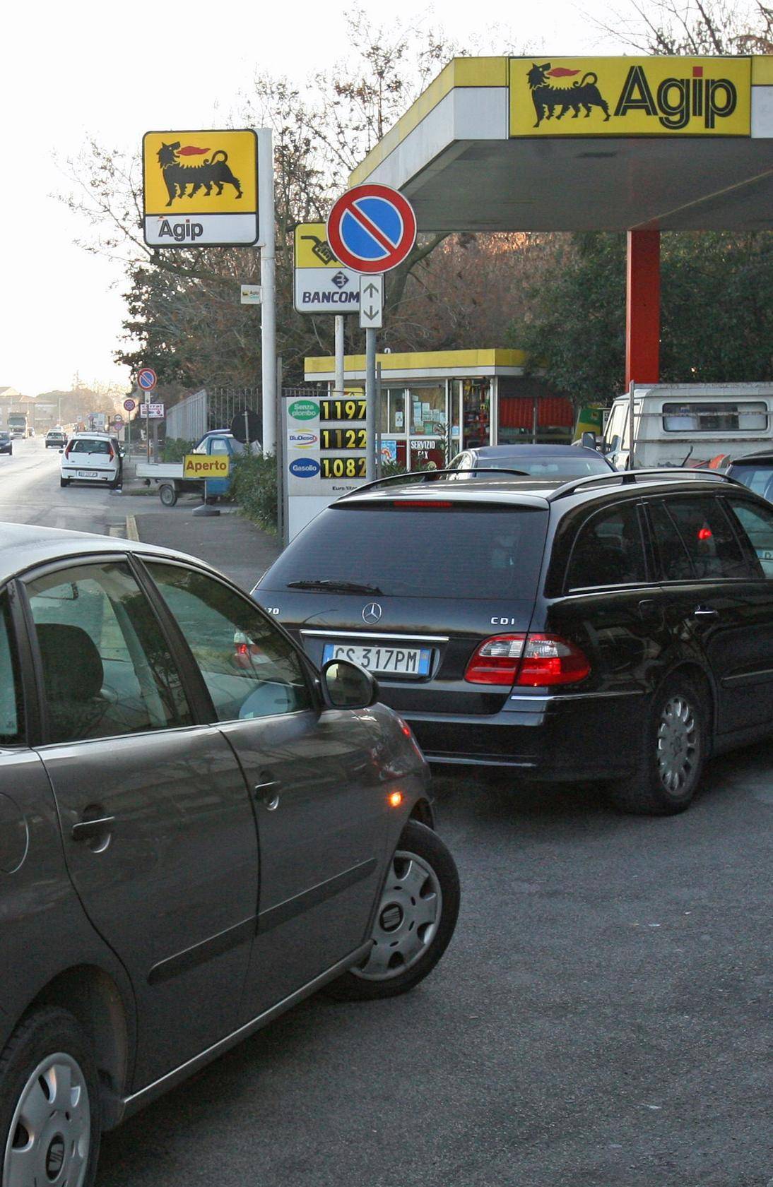 Prezzi, è allarme rosso: vola la benzina (+18,6%) stangata sulle bollette