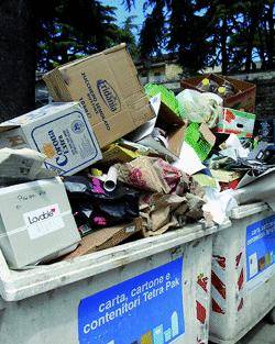 Sanremo, i rifiuti «invadono» il consiglio comunale