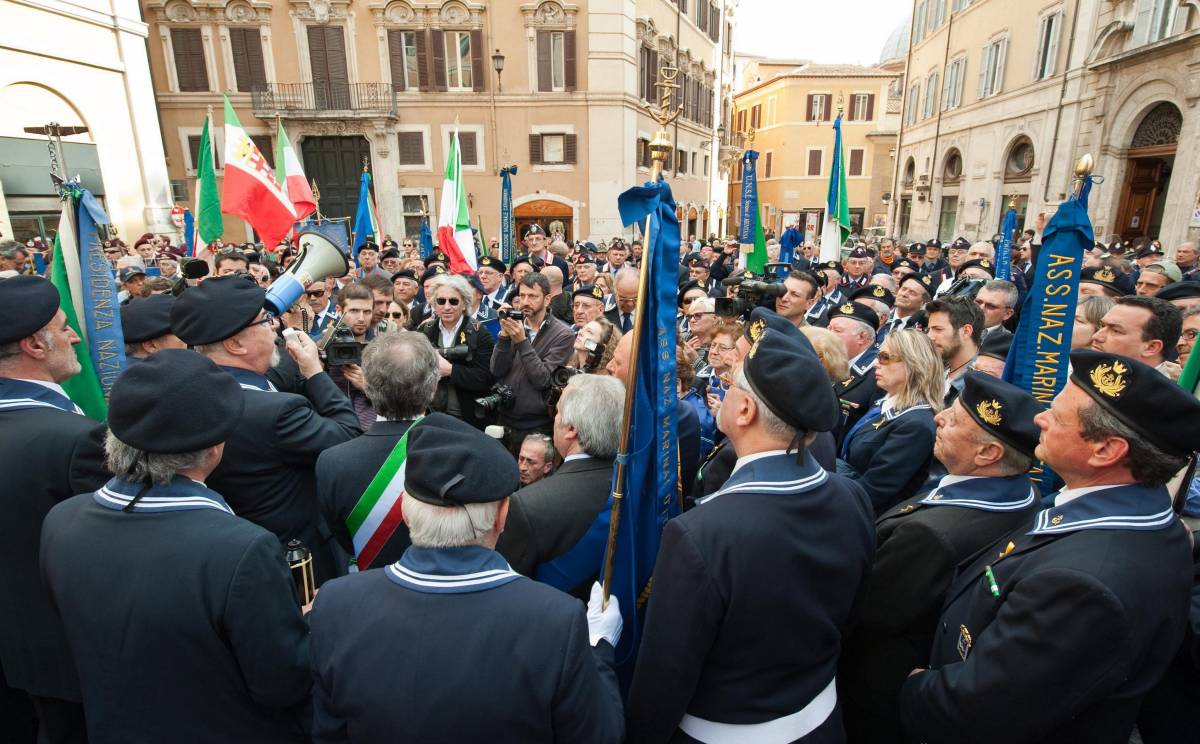 I marò contestano Fini: "Sei soltanto un traditore"