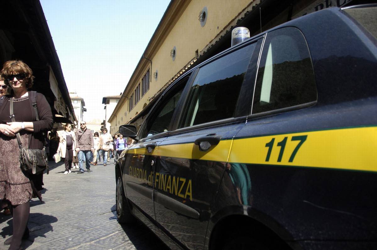 Blitz a Firenze e Milano  Orafi di Ponte Vecchio  al setaccio della Finanza