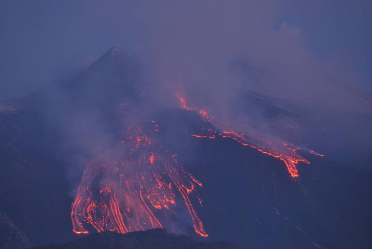 Nuova eruzione dell'Etna: fontane di lava sul vulcano