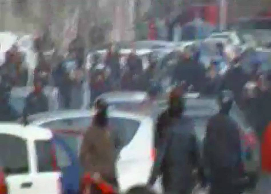 Ecco come i centri sociali  hanno assaltato CasaPound: il video degli scontri a Roma