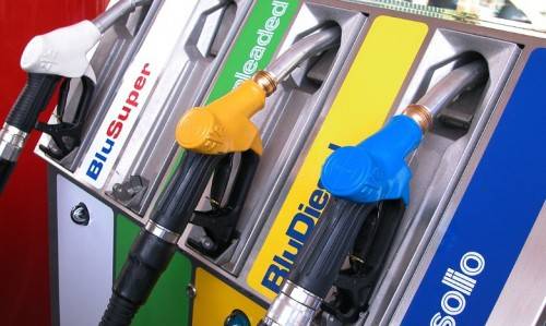 Benzina, i prezzi aumentano e gli italiani lasciano l'auto A rischio il ponte pasquale