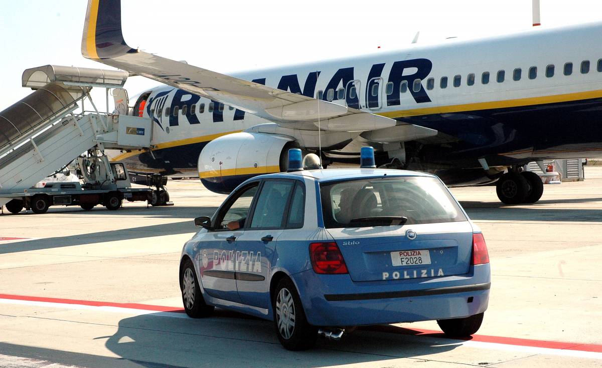 Panico su un volo RyanAir: l'atterraggio di emergenza dopo calo di quota sulle Alpi