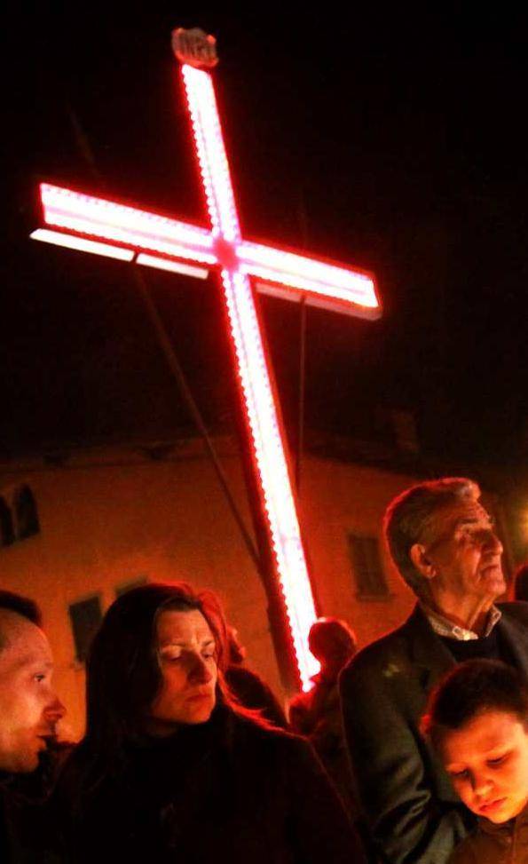 Auto contro processione, un morto e 10 feriti