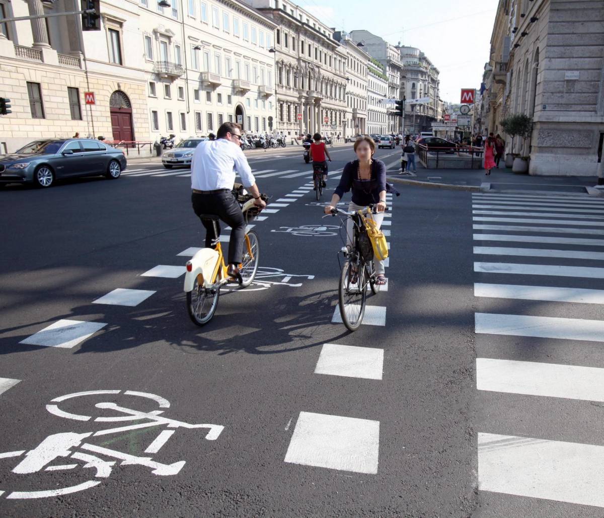 In bici per le strade di Milano Tutti in pista, ma rete a pezzi