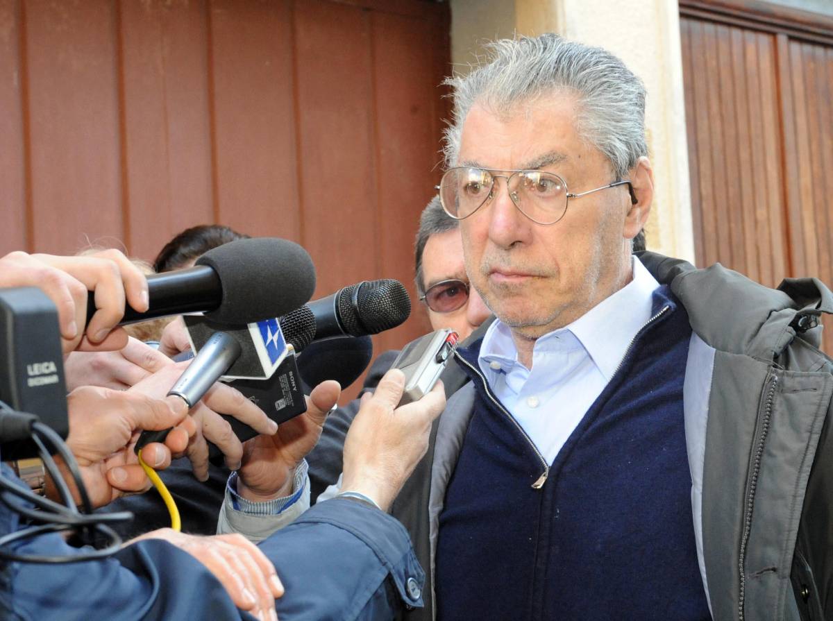 Bossi assediato urla al complotto  "Pm mandati da Roma padrona"