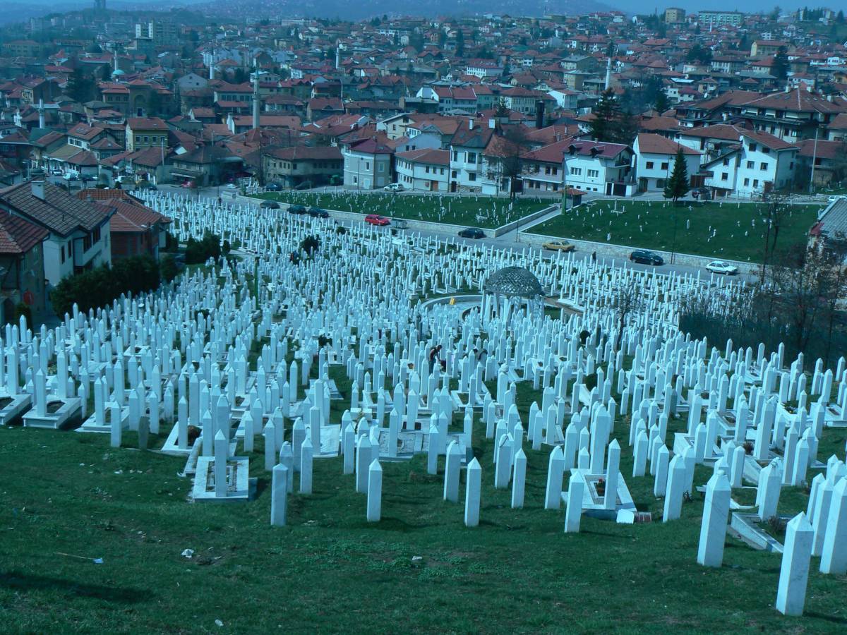 Mostar è tutta un souvenir. Il resto terra di nessuno