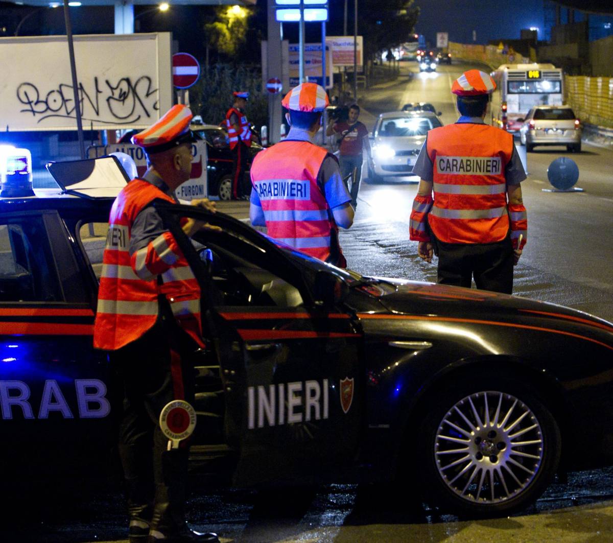 Non si ferma all’alt: ucciso. Esplode la furia dei tunisini