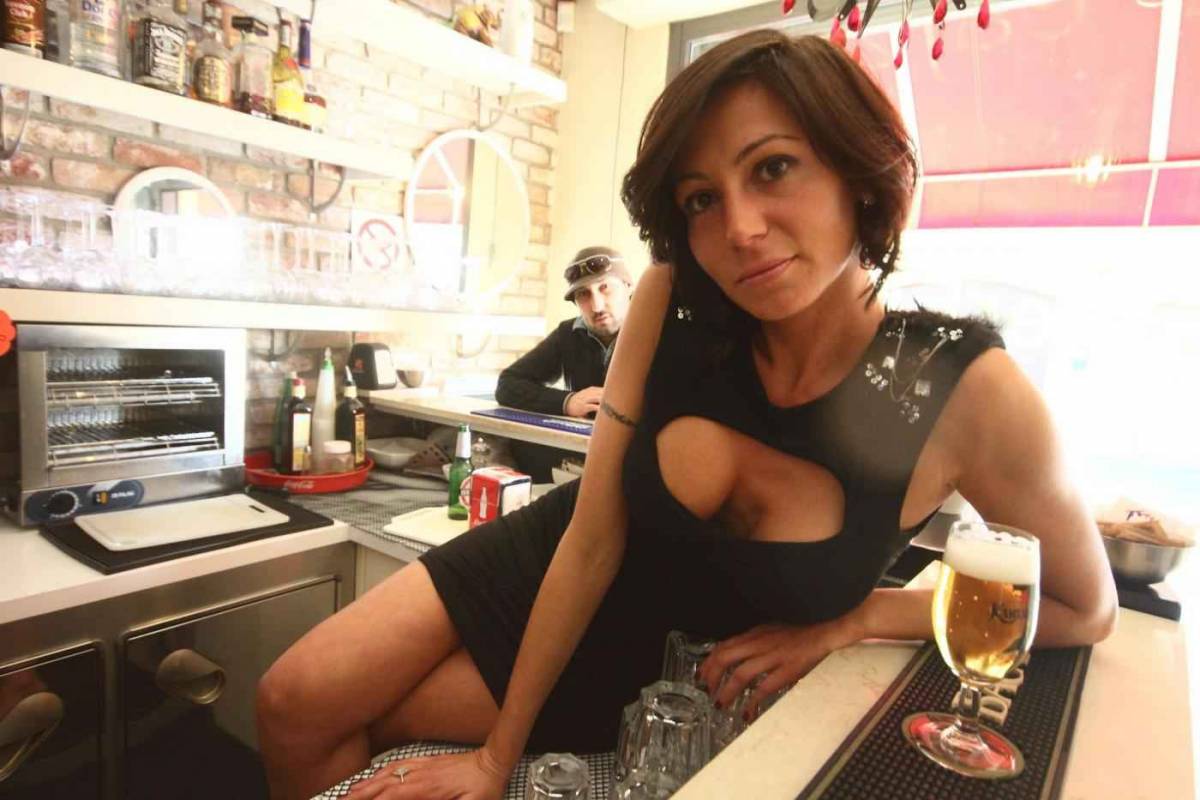 Laura Maggi, la sexy barista: "Se il Brescia andrà in serie A farò lo spogliarello integrale"