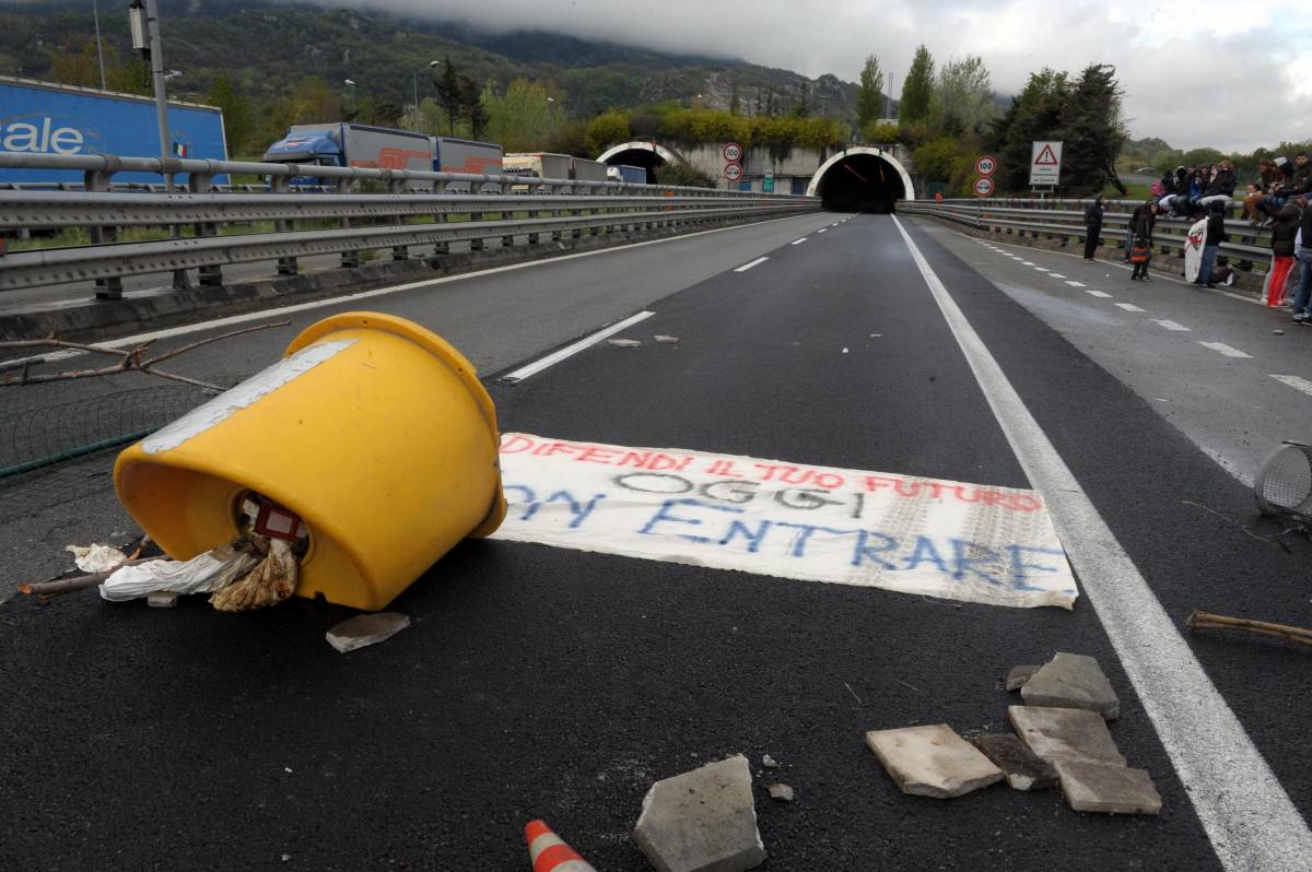 Tornano le proteste No Tav Occupata A32 e statale 24, 67enne si incatena alle reti