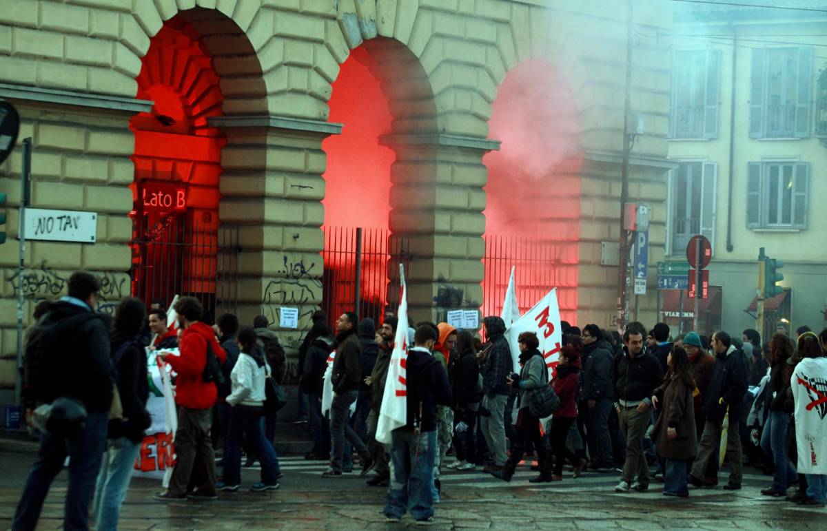 Cinquecento No Tav in corteo tra code, assalti e provocazioni