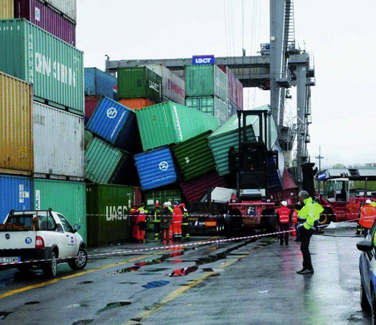 La Spezia, tromba d’aria in porto: pila di container crolla su un camion