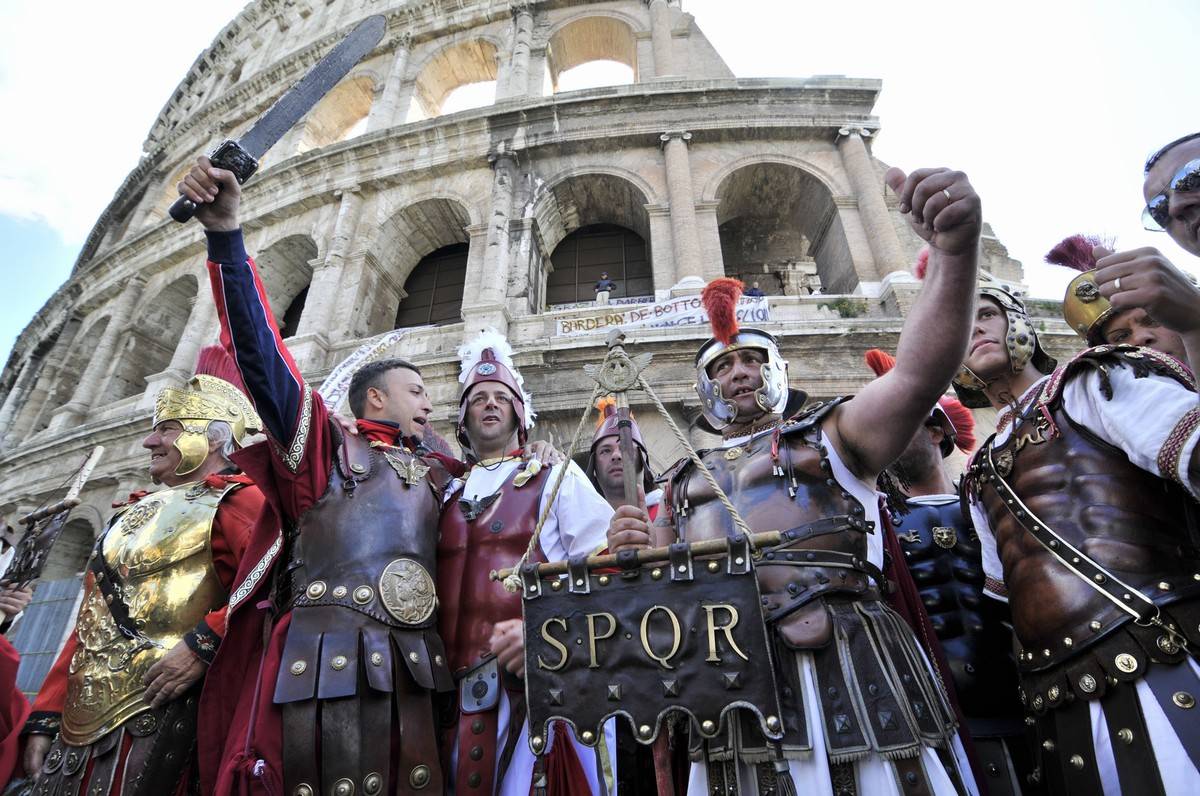 Roma, i centurioni occupano il Colosseo: "Fateci lavorare"