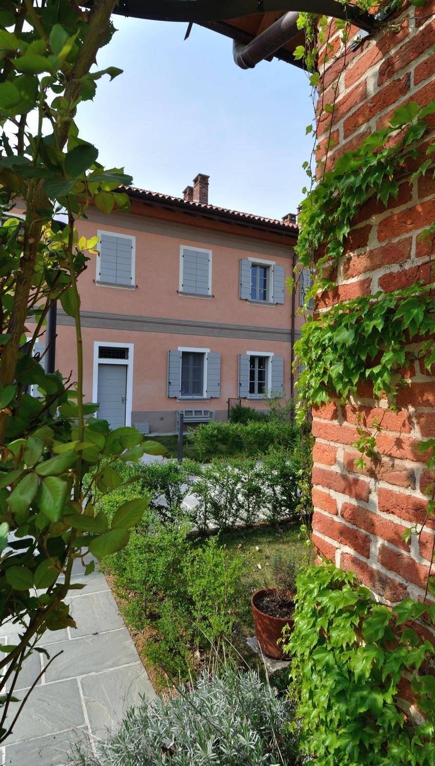 La cascina di Vione, quando il loft nasce in un borgo antico