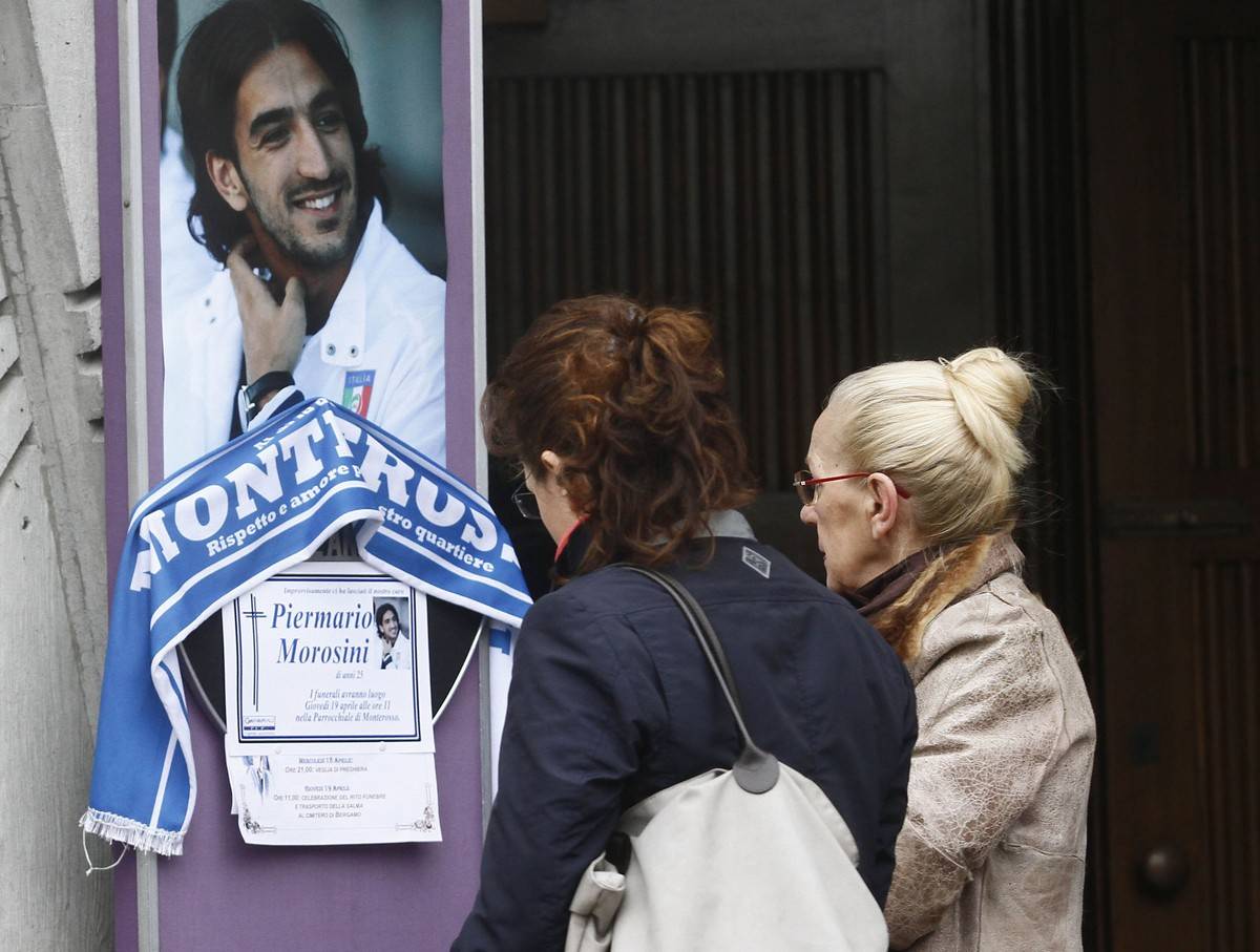 Morosini, 10mila persone per i funerali a Bergamo: addio sulle note di Ligabue