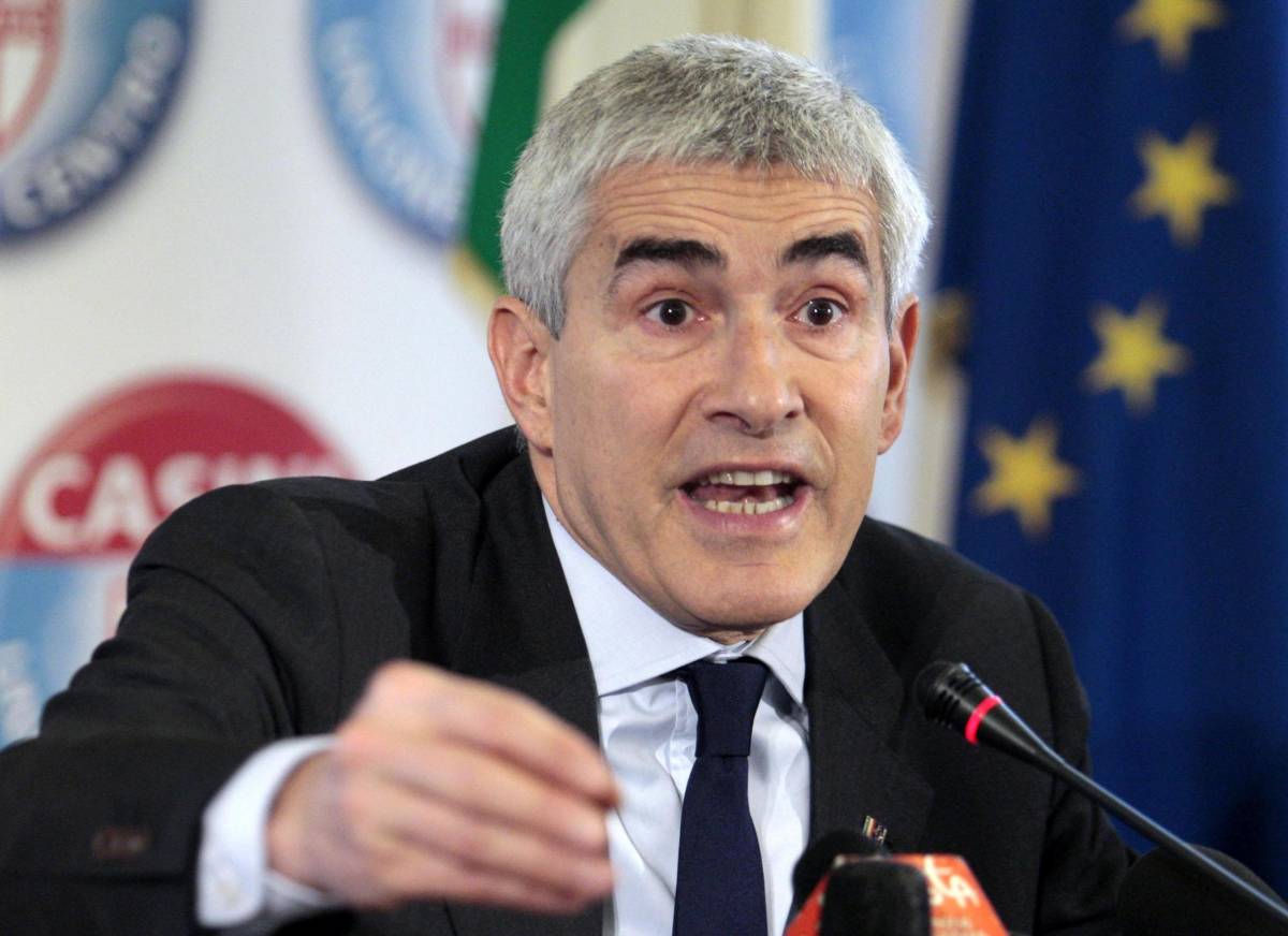 Casini lascia la Camera, ma è una finta