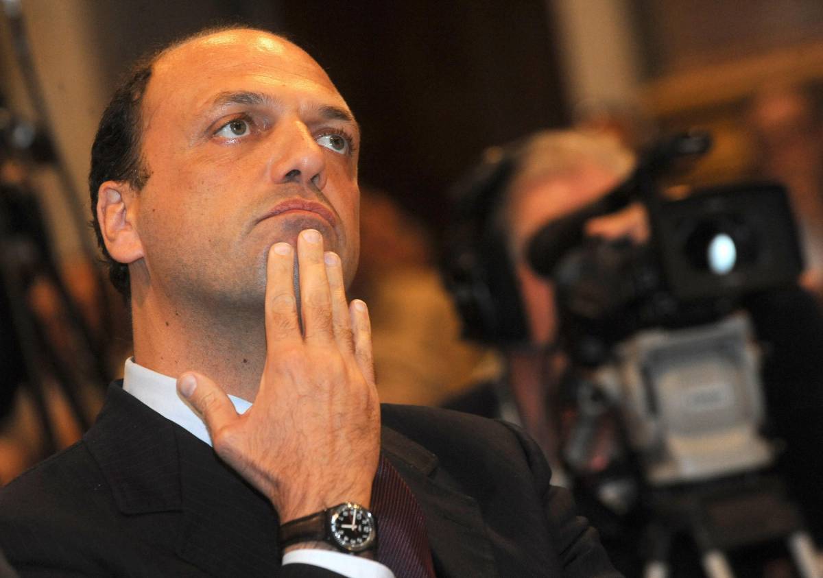 Soldi ai partiti, Alfano: "Proporremo di stabilire un tetto alle donazioni"