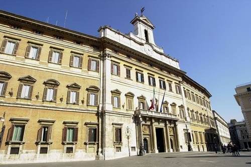 Tra arance e cioccolatini, la Camera ci costa 124 milioni all'anno