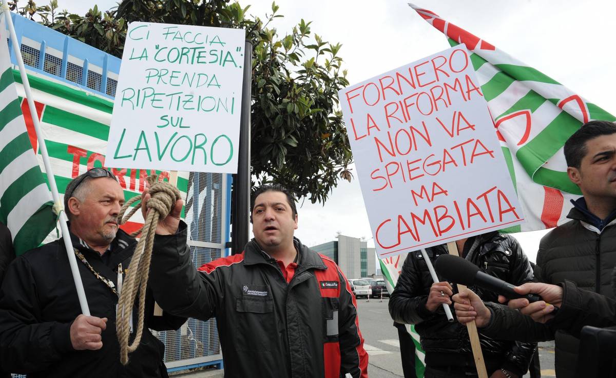 Crisi, la Fornero in fabbrica spiega la riforma del lavoro: contestazioni sull'articolo 18