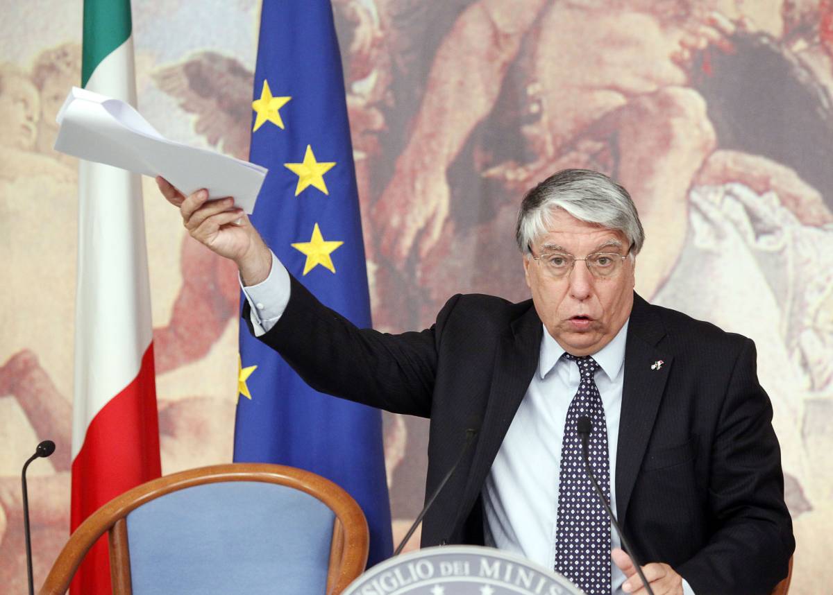 Giovanardi: "Cucchi? Picchiato dagli amici spacciatori"