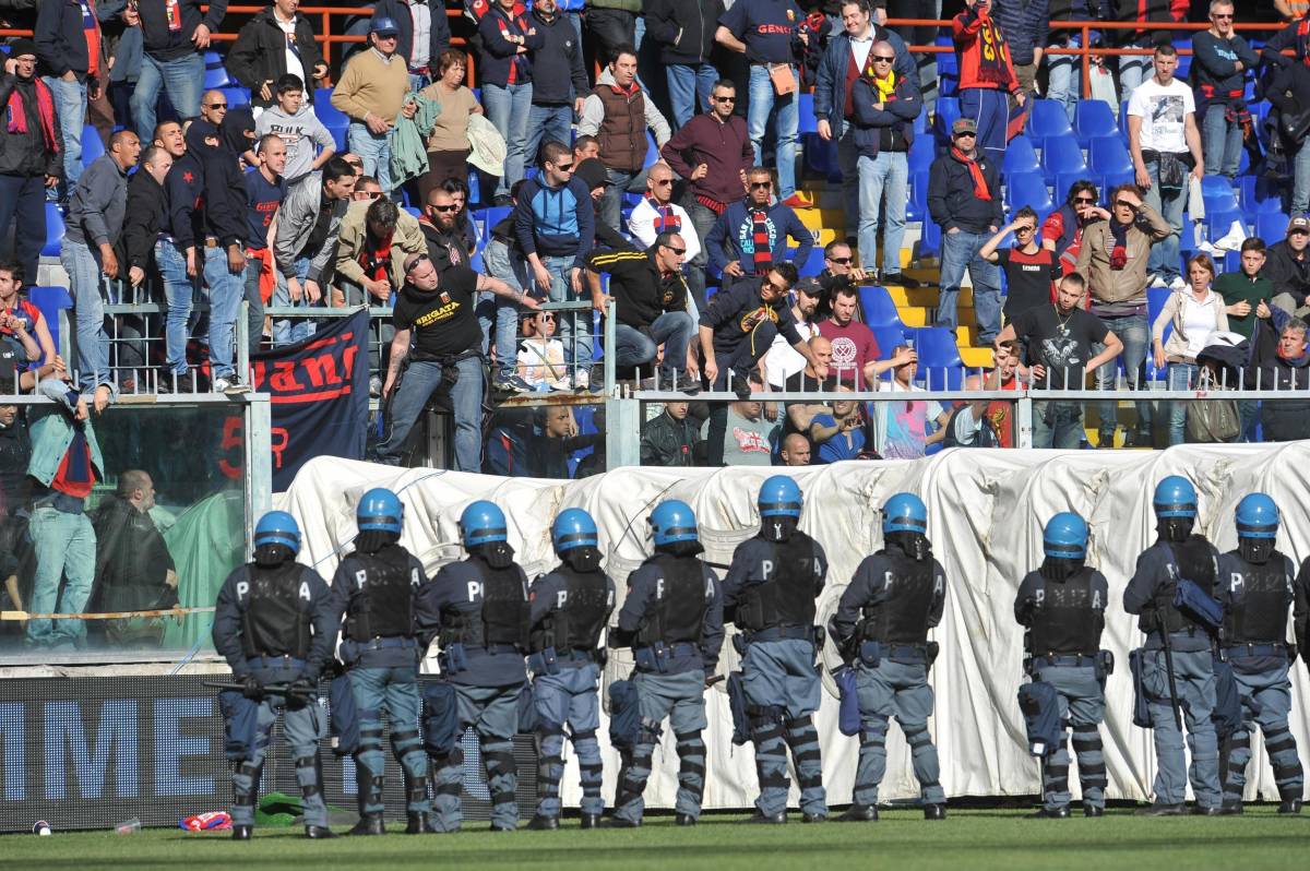 Genova, follia allo stadio: indagati dodici capi ultrà