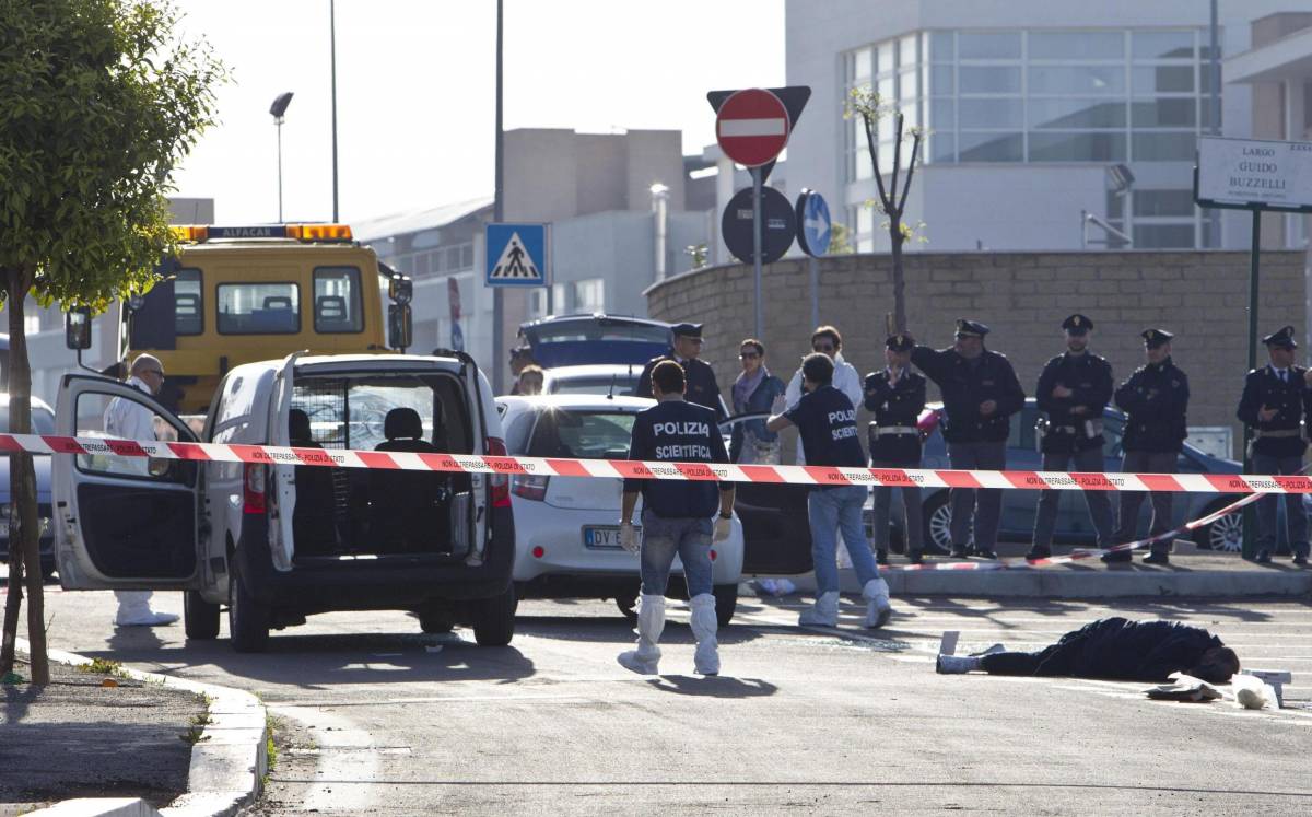 Un altro gioielliere spara: bandito muore