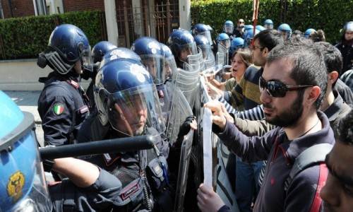 Primo maggio, i negozianti minacciati dai centri sociali: azioni "punitive" a Milano