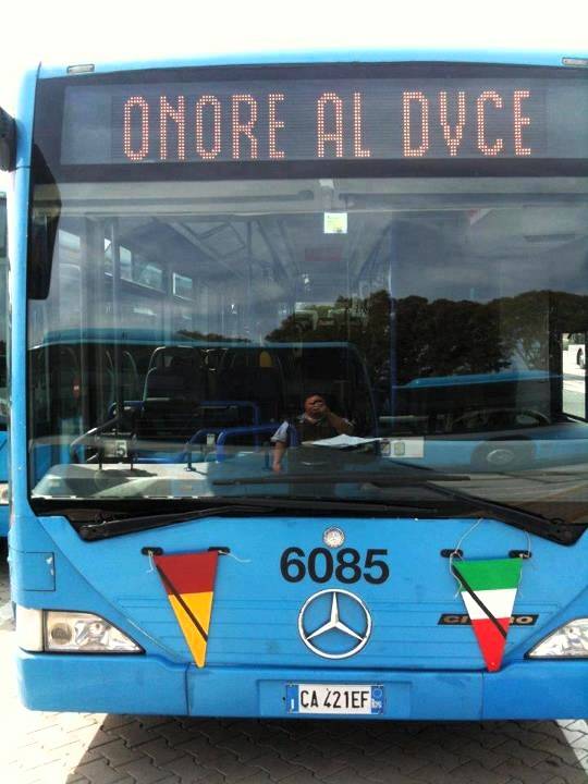 Sul display dell'autobus la scritta "Onore al duce" L'Atac apre un'indagine