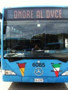 Sul bus la scritta nostalgica Storace: "Solo un camerAtac"