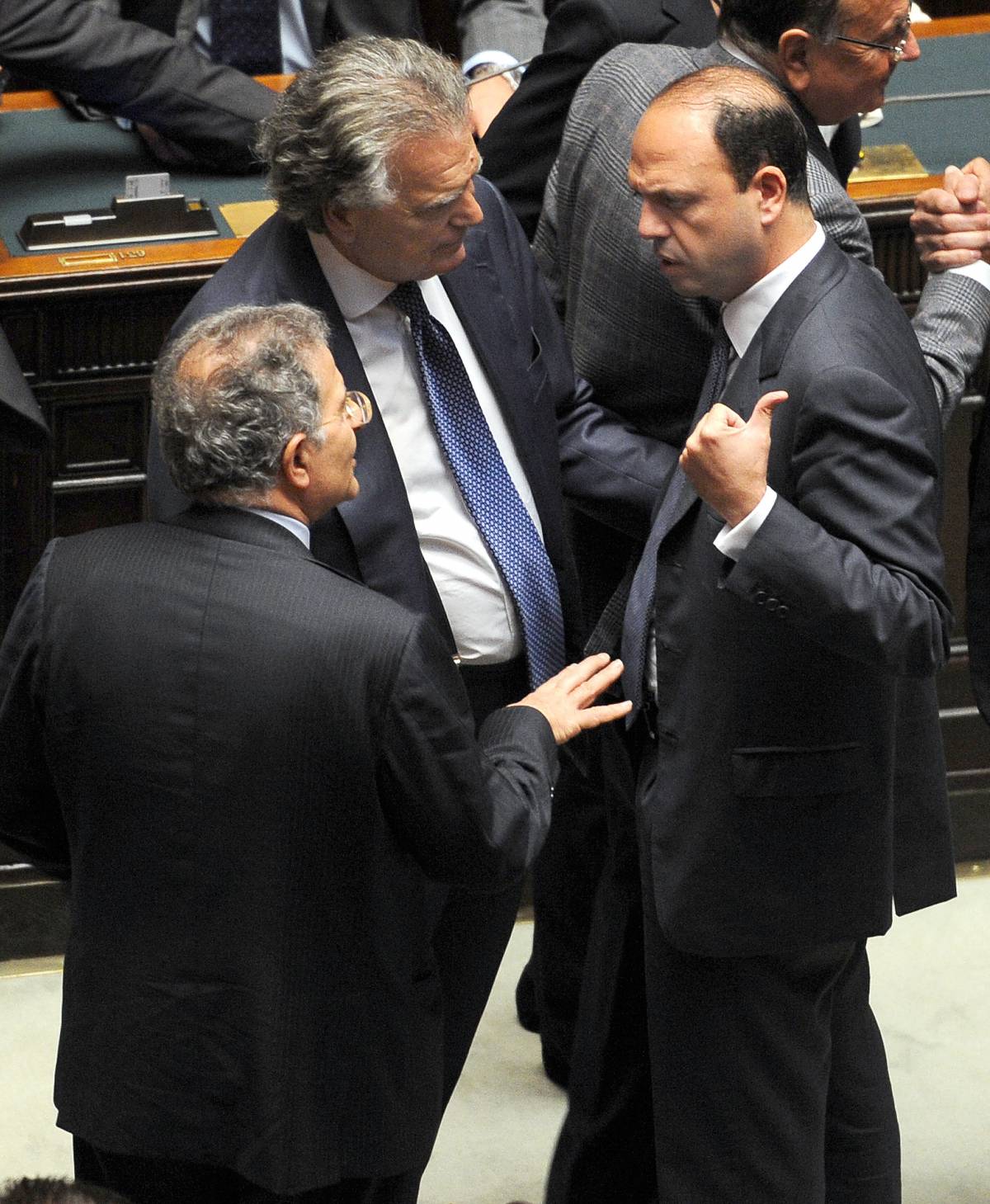 Il Pdl e Monti ai ferri corti Ma Alfano smorza i toni: "Il governo arriverà al 2013"