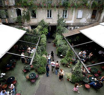 Quel cortile in Corso Como da 20 anni cuore di arte e moda