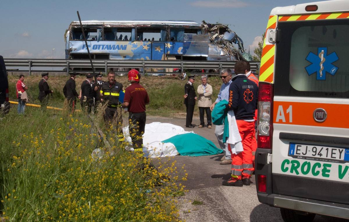 Pullman finisce in un fosso: autostrada senza guard rail Tragedia a Padova: 5 morti