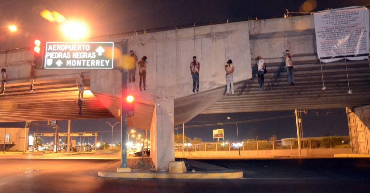 Impiccati dai narcos e appesi al ponte