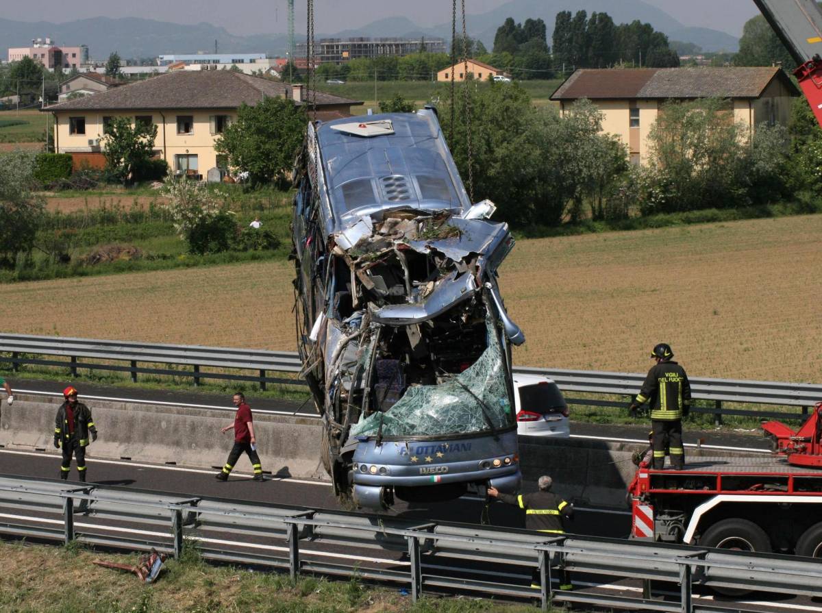 Si schianta bus, festa tragica per i carabinieri