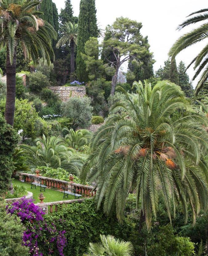 Tutta la squadra di «Striscia» fa festa a Villa della Pergola