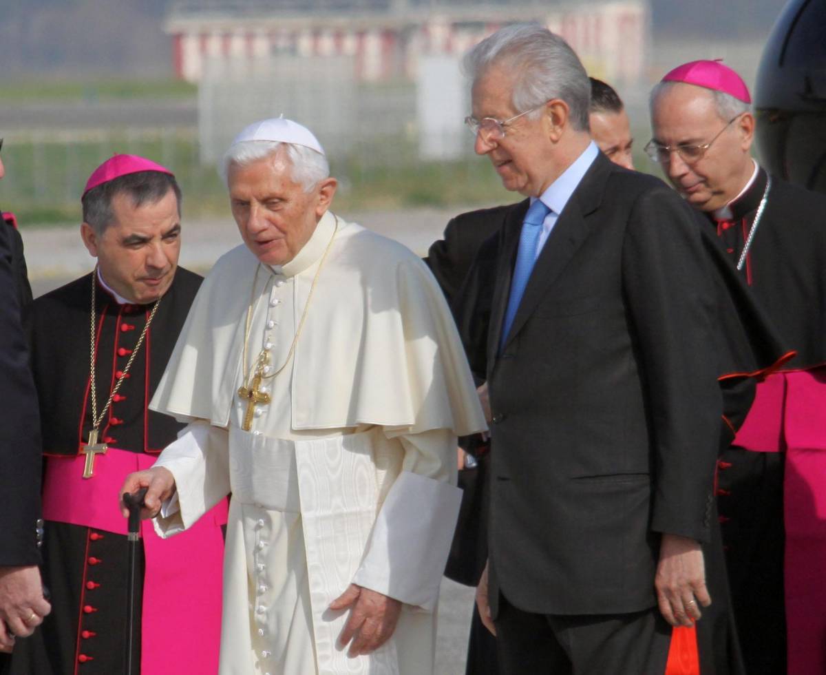 Italiani soffocati dalle tasse E i vescovi scomunicano Monti