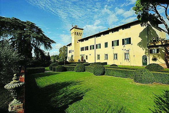 Un castello tra le vigne e gli ulivi del Chianti