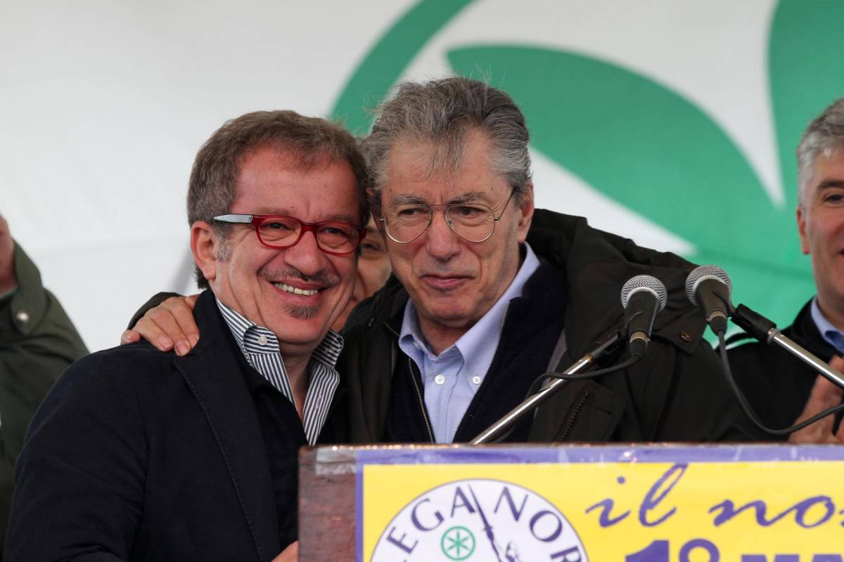 Lega, Bossi si arrende: il partito passa a Maroni  "Non ho avuto scelta"