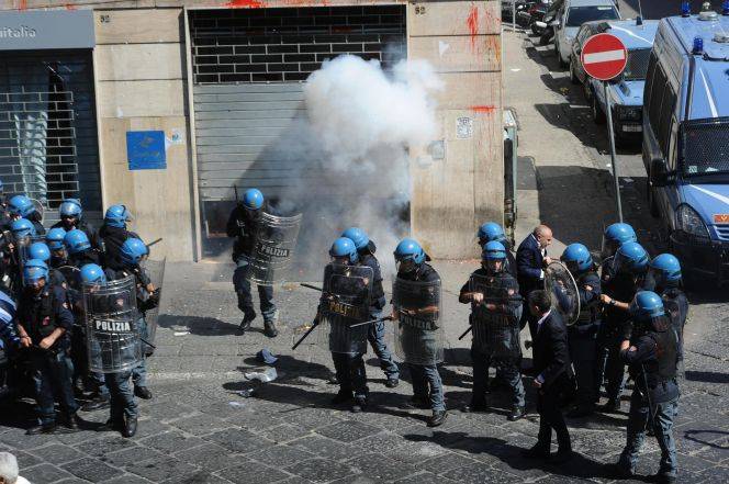 Attacco a sede Equitalia A Napoli denunciati leader dei centri sociali