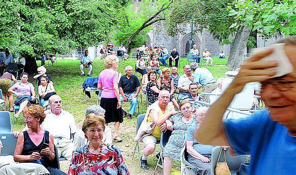 Anziani, camminate di gruppo contro obesità e ipertensione