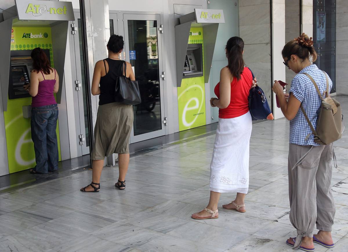 La Grecia al voto il 17 giugno Ma la gente corre in banca: "Ritirati 800 milioni di euro"