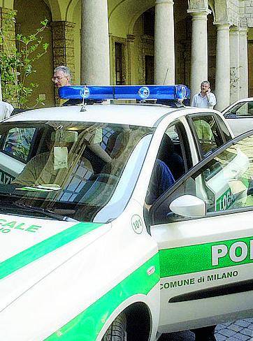 Assaltano il comando dei vigili ma il «compagno» non era lì