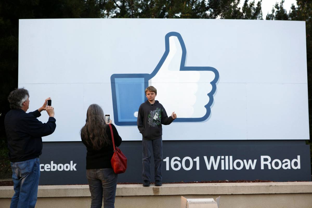 Facebook va in borsa. Azioni: offerta record 