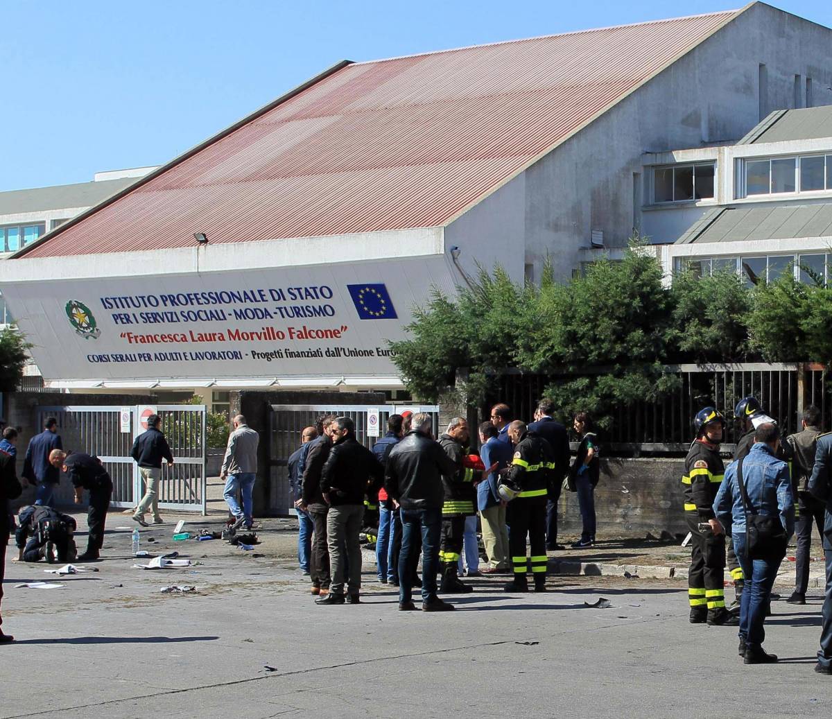 Brindisi: bomba a scuola,  morta una sedicenne