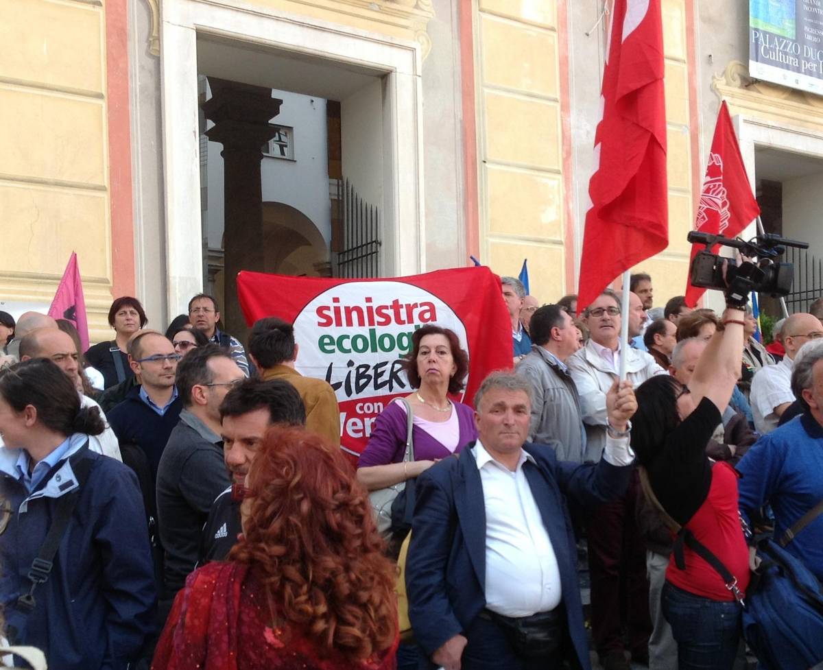 Campagna elettorale e bandiere rosse nella piazza del dolore