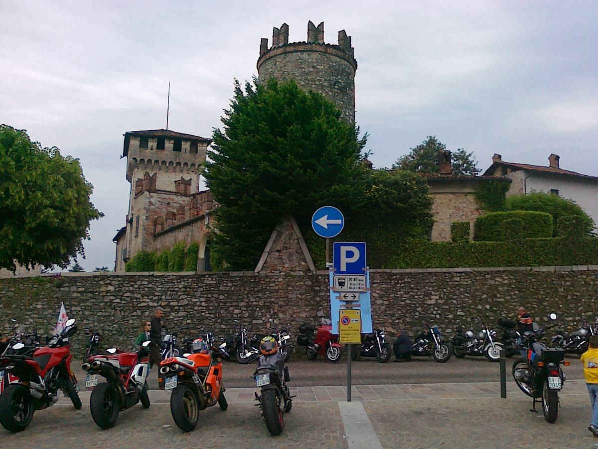 Le MV Agusta e il Castello Visconteo, che spettacolo a Somma Lombardo