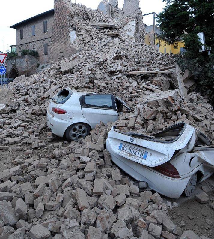 L’Emilia ferita da 80 scosse Un boato, poi il terrore : sette morti sotto le macerie
