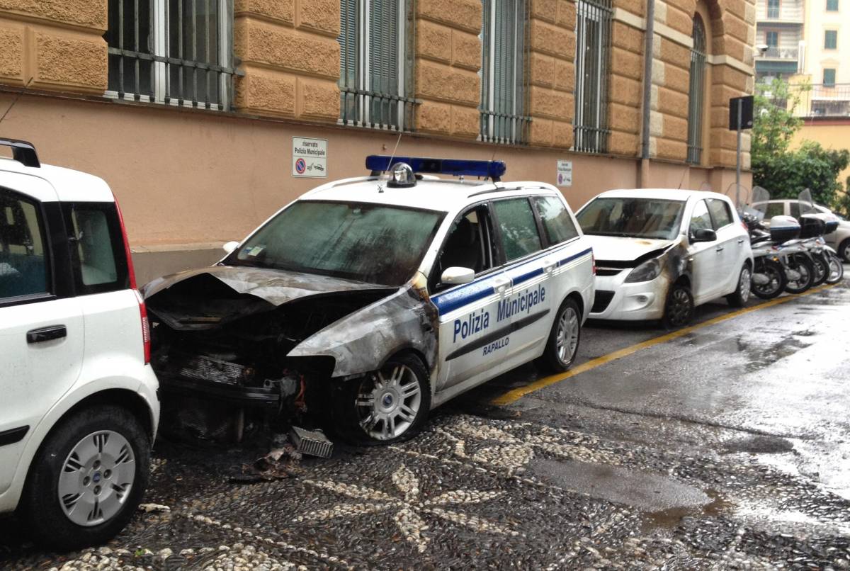 Notte di paura a Rapallo Una bomba carta esplode davanti al seggio elettorale