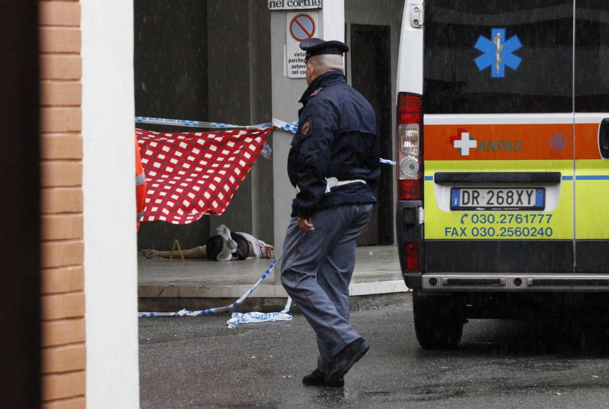 Brescia, getta i due figli dal balcone e si uccide